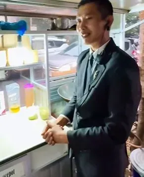 Viral! 'Paspampres' Jualan Lumpia Basah di Bandung, Jadi Langganan Artis