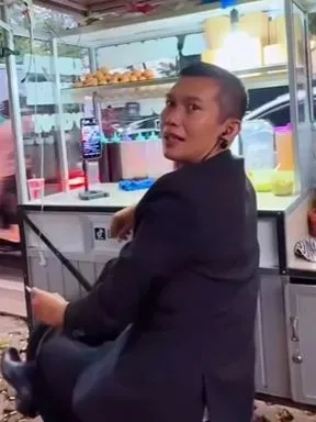 Viral! 'Paspampres' Jualan Lumpia Basah di Bandung, Jadi Langganan Artis