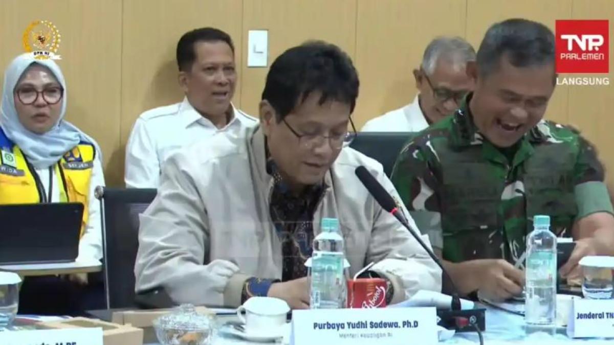 BANGUN JEMBATAN - Menteri Keuangan (Menkeu) Purbaya Yudhi Sadewa mengaku baru mengetahui, KSAD Jenderal TNI Maruli Simanjuntak membangun jembatan darurat di Sumatera, satu di antaranya dengan utang. Momen itu terjadi dalam rapat koordinasi (rakor) yang digelar Satgas Pemulihan Pascabencana DPR RI, di Banda Aceh, Selasa (30/12/2025), yang disiarkan langsung di YouTube DPR RI.