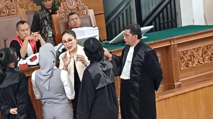 SIDANG NIKITA MIRZANI - Nikita Mirzani dan Reza Gladys (baju abu-abu) saat beradu argumen dalam sidang kasus pemerasan dan TPPU di Pengadilan Negeri Jakarta Selatan, Kamis (24/7/2025).