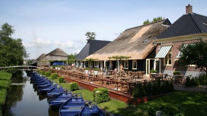 Di Desa Giethoorn tidak ada jalan untuk mobil dan motor