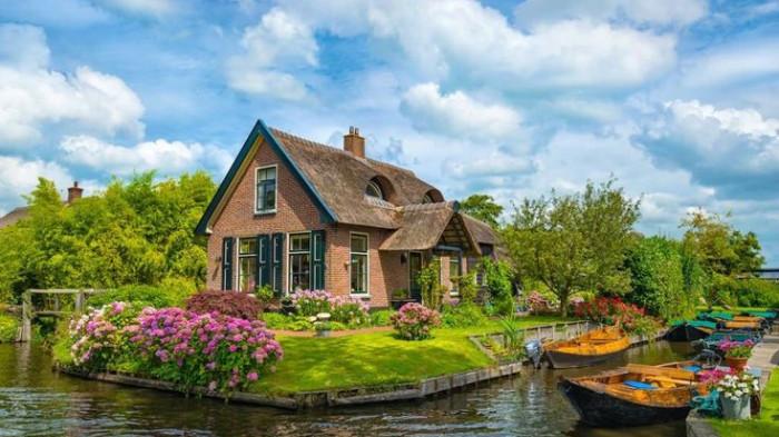 Giethoorn village in Netherlands