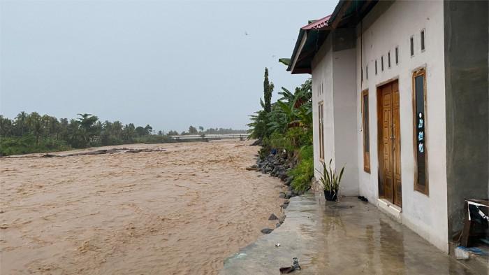 CUACA BURUK- Kondisi sungai di Balai Gadang, Kecamatan Koto Tangah, Kota Padang saat hujan lebat, Selasa (30/12/2025).