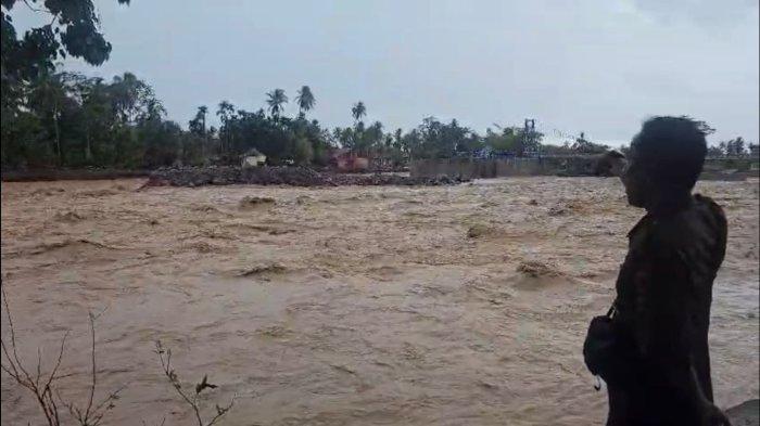 HUJAN- Penampakan debit aliran sungai dari Lubuk Minuturn yang meningkat akibat hujan yang mengguyur Kota Padang, Sumatera Barat, Selasa (30/12/2025) sore.