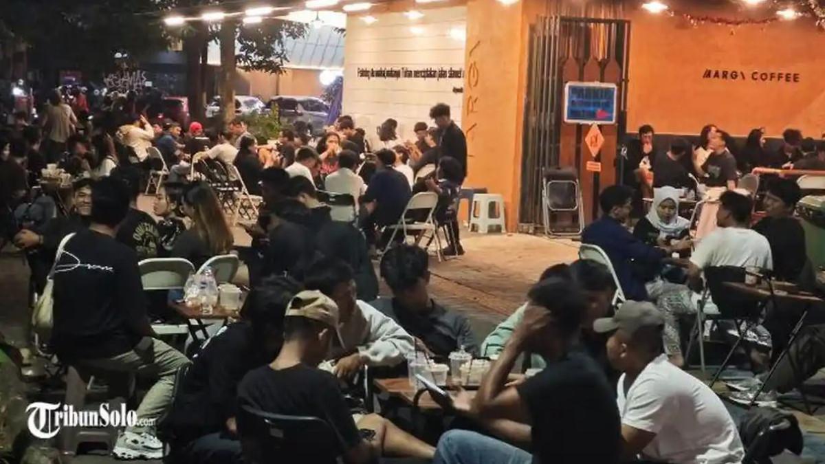 CAFE SLAMET RIYADI - Sejumlah cafe di Jalan Slamet Riyadi memenuhi trotoar dengan meja kursi, terutama jika malam hari, difoto belum lama ini. Kepala Satpol PP Kota Solo, Didik Anggono, menegaskan pihaknya akan melakukan penertiban jika keberadaan meja kursi tersebut dirasa mengganggu masyarakat.