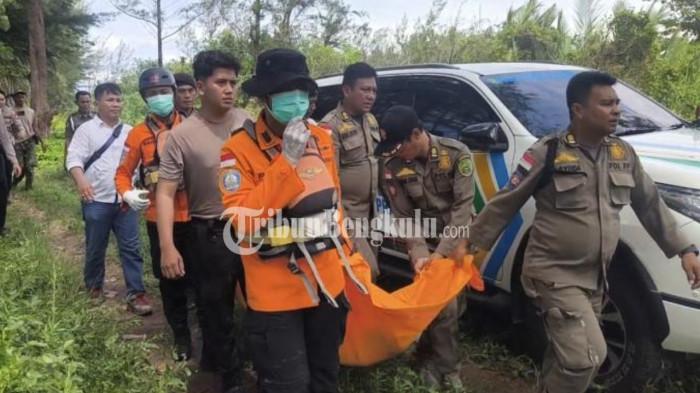 PENEMUAN MAYAT – Kondisi mayat seorang pria tanpa identitas yang ditemukan mengapung di kawasan muara Kelurahan Pasar Bengkulu, Kecamatan Teluk Segara, Kota Bengkulu, Senin (29/12/2025), dilaporkan sulit dikenali.