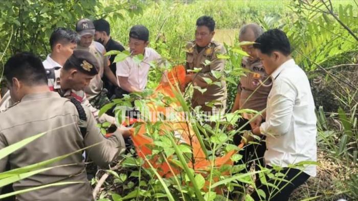 PENEMUAN MAYAT-Warga Kelurahan Pasar Bengkulu, Kecamatan Teluk Segara, Kota Bengkulu, saat menemukan mayat laki-laki yang mengapung di kawasan muara pada Senin (29/12/2025) siang.  Penemuan mayat pria tersebut pertama kali diketahui sekitar pukul 11.40 WIB oleh seorang warga setempat bernama Ansori.