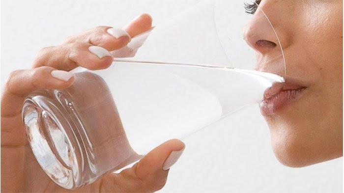 Minum air putih saat pagi hari mengandung segudang manfaat