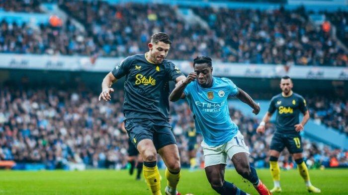 Pemain Man City Jérémy Doku berusaha menerobos tembok pertahanan Everton yang dijaga kokoh, pada pekan ke-18 Liga Inggris, Kamis (26/12/2024).