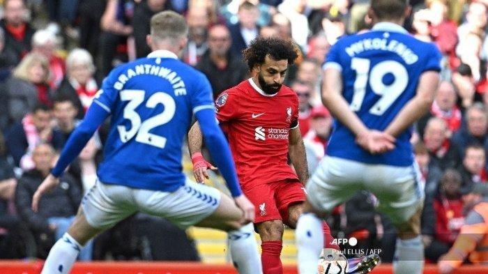EVERTON BERPOTENSI IMBANG (ARSIP) - Bek Everton mengadang winger Liverpool #11 Mohamed Salah saat melawan Everton di Liga Inggris pada 21 Oktober 2023. Klasemen Liga Inggris hari ini, gagalkan tiga poin Liverpool, Arsenal wajib sungkem ke Everton. (PAUL ELLIS/AFP).