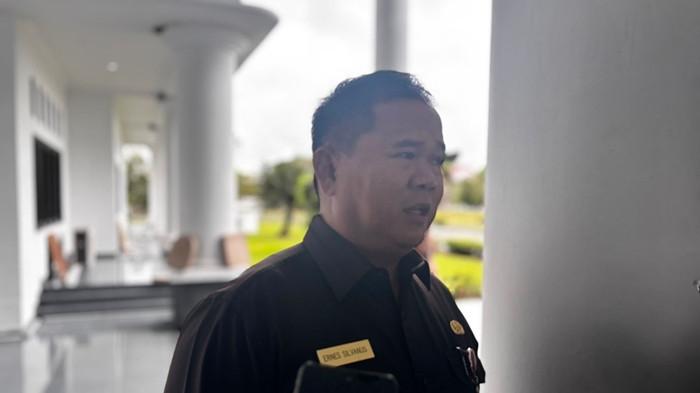 BELANJA DAERAH – Sekretaris Daerah Kabupaten Malinau Ernes Silvanus memberikan keterangan usai rapat paripurna penetapan APBD Malinau 2026 di kantor DPRD Malinau, Selasa (30/12/2025). (TRIBUNKALTARA.COM / MOHAMMAD SUPRI)