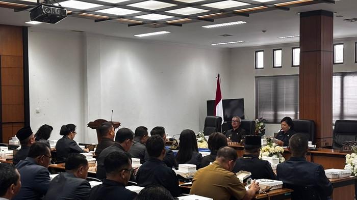 DINAMIKA PANJANG - Suasana di sela Sidang Paripurna di DPRD Malinau, Kalimantan Utara, Selasa (30/12/2025). Pembahasan anggaran daerah untuk 2026 berdinamika hingga 4 bulan lamanya.(TRIBUNKALTARA.COM / MOHAMMAD SUPRI)