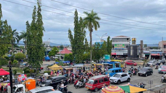 ALUN-ALUN NUNUKAN - Aktivitas masyarakat Nunukan mencari jajanan produk UMKM di Alun-alun Nunukan pada sore hari. Foto diambil pada 1 Maret 2025. Kasat Lantas Polres Nunukan, AKP Adek Taufik, menjelaskan bahwa fokus pengamanan dan pengaturan lalu lintas akan dipusatkan di sekitar Alun-Alun Kota Nunukan.