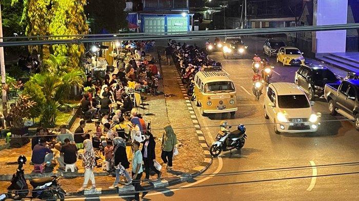 ALUN-ALUN NUNUKAN - Tampak UMKM yang berjualan di Alun-alun Nunukan, Kalimantan Utara pada malam hari. Foto diambil pada Kamis (08/05/2025), malam. Kasat Lantas Polres Nunukan, AKP Adek Taufik, menjelaskan bahwa fokus pengamanan dan pengaturan lalu lintas akan dipusatkan di sekitar Alun-Alun Kota Nunukan.