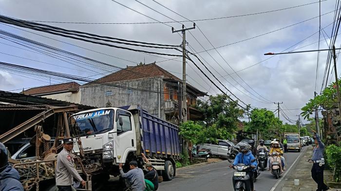 Kecelakaan lalu lintas melibatkan sejumlah kendaraan di Jalan Raya Kedewatan, Kecamatan Ubud, Gianyar, Bali, Selasa 30 Desember 2025 pagi. 