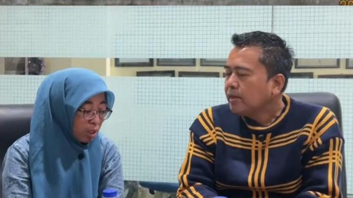 KISAH GURU PASURUAN- Nur Aini, guru SDN Mororejo II Tosari Kabupaten Pasuruan yang viral setelah curhat di podcast, Jumat (14/11/2025) Pilunya, Nur Aini guru SDN II Mororejo mengaku merasa terdzolimi karena absensinya direkayasa sering bolong, meski ia menyatakan tidak pernah absen.