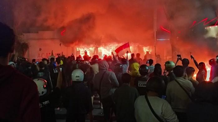 GEDUNG GRAHADI DIBAKAR - Saat kobaran api melahap semua bangunan sisi barat Gedung Grahadi Surabaya, Sabtu (30/8/2025) malam