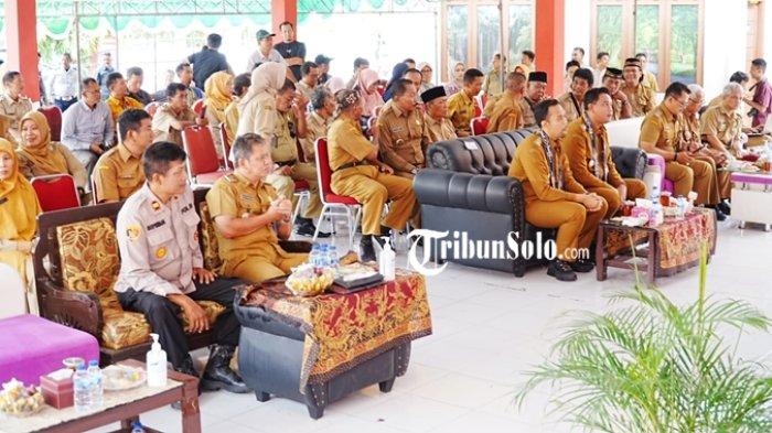 PENYERAHAN PERDES - Suasana penyerahan Perdes APBDes Desa se-Kecamatan Gantiwarno Tahun 2026 yang dihadiri kepala desa, perangkat kecamatan, dan Forkopimcam di Pendopo Kecamatan Gantiwarno, Selasa (30/12/2025).