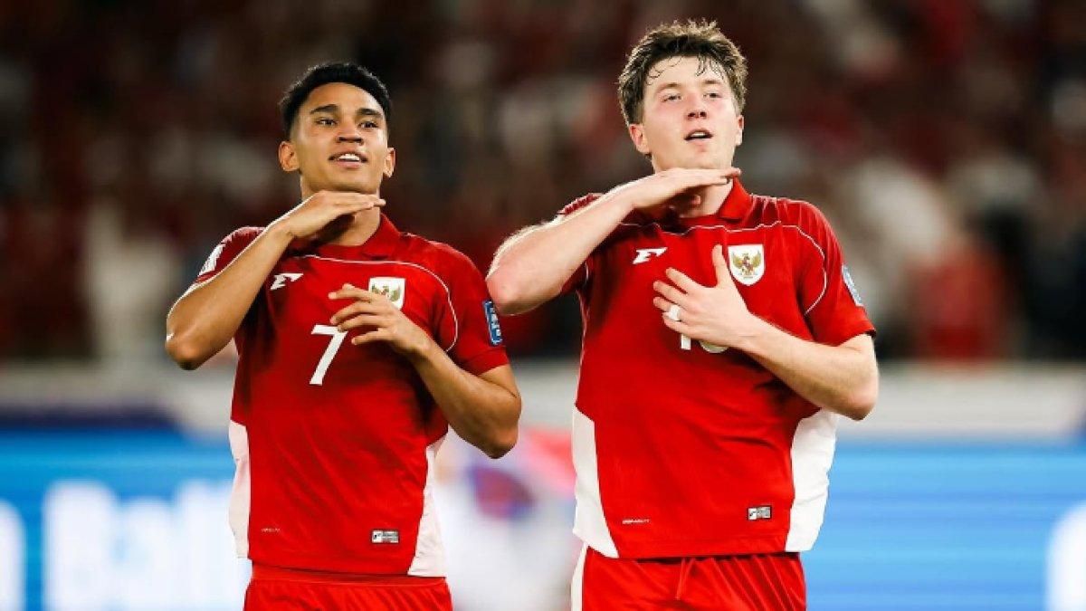 Aksi selebrasi duo Timnas Indonesia milik Oxford United, Marselino Ferdinan (kiri) dan Ole Romeny (kanan) ketika melawan Bahrain di Kualifikasi Piala Dunia 2026 Zona Asia pada Selasa (25/3) lalu.