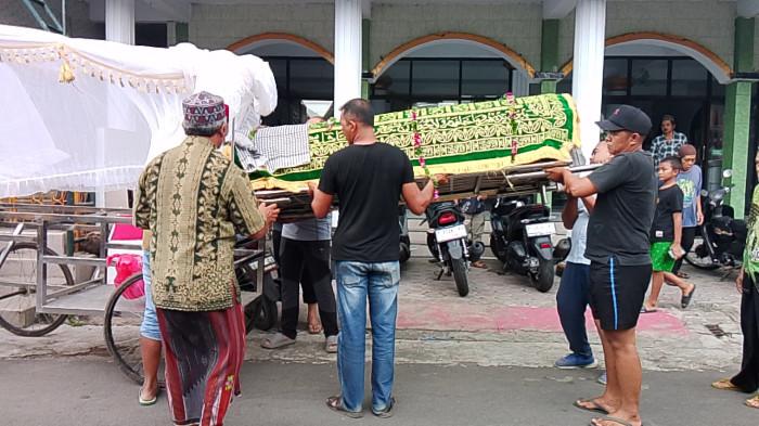 MIRAS MAUT - Salah satu korban minuman keras (miras) dishalatkan di masjid Jalan Bungur Kelurahan Gebang, Kecamatan Patrang, Kabupaten Jember, Senin (29/12/2025). Dalam kejadian ini tiga pria dan satu wanita tewas diduga kebanyakan mengonsumsi miras.