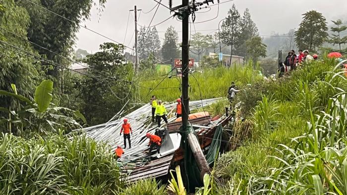 KECELAKAAN - Sebuah truk mengalami rem blong di Madukoro Kertek, Wonosobo, Selasa (30/12/2025). Truk juga menabrak beberapa kendaraan
