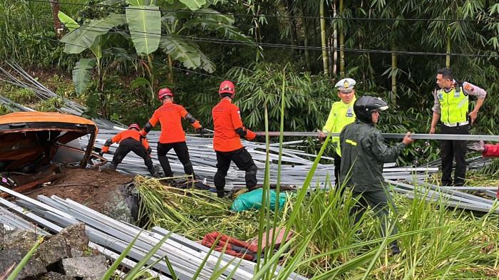 KECELAKAAN - Sebuah truk bermuatan baja ringan mengalami kecelakaan di Dusun Madukoro, Desa Candimulyo, Kecamatan Kertek, Kabupaten Wonosobo, jalur Temanggung-Wonosobo, pada Selasa (30/12/2025) sore.