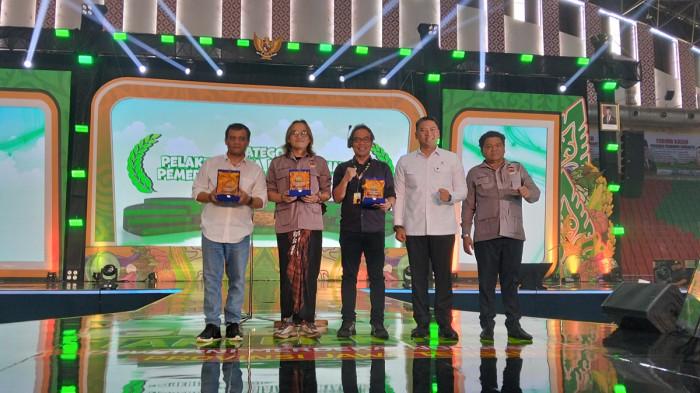 PENGHARGAAN - Wakil Menteri Pertanian Sudaryono serahkan penghargaan kepada Gubernur Jateng Ahmad Luthfi pada Gebyar Tani Merdeka 2025 di GOR Jatidiri Kota Semarang, Minggu (30/11/2025).