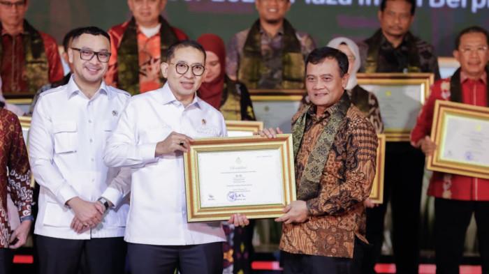 FOTO BERSAMA - Wakil Gubernur Jawa Tengah, Ahmad Luthfi saat menerima sertifikat penetapan WBTbI di Plaza Insan Berprestasi, Jakarta, Senin (15/12/2025) malam.