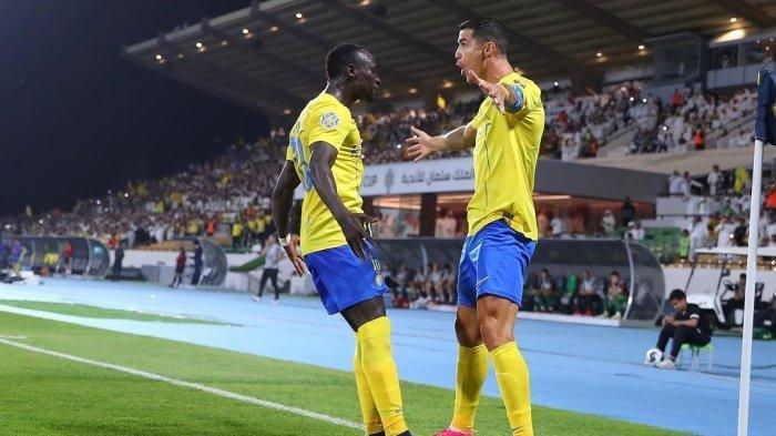 Cristiano Ronaldo dan Sadio Mane berhasil membawa Al Nassr ke final Arab Club Champions Cup sepanjang sejarah. Dari sejak turnamen pertama kali digelar pada 1981, baru kali ini Al Nassr yang diperkuat Ronaldo bisa lolos ke final turnamen yang bernama King Salman Clubs Cup. Inilah perbandingan rapor Sadio Mane dan Cristiano Ronaldo di Piala Klub Arab setelah menang dengan skor 1-0 kontra Al Shorta, CR7 kalah telak.