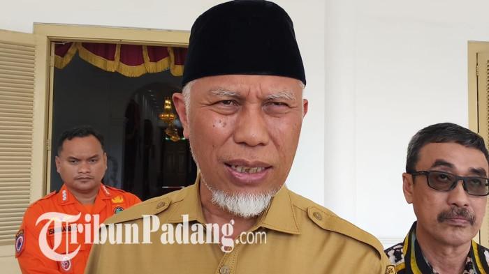 TAHUN BARU 2026- Gubernur Sumatera Barat Mahyeldi Ansharullah memberikan keterangan kepada wartawan usai ditemui di Istana Gubernur Sumbar, Padang, Selasa (30/12/2025). Mahyeldi mengimbau masyarakat menyambut malam Tahun Baru 2026 dengan kesederhanaan tanpa pesta kembang api dan hura-hura, serta mengajak mengisi pergantian tahun dengan doa dan zikir bersama.