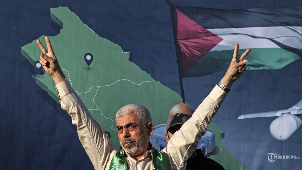 [FILE] Foto semasa hidup Yahya Sinwar, pemimpin gerakan Hamas Palestina, memberi isyarat di atas panggung saat rapat umum di Kota Gaza pada 24 Mei 2021. Gencatan senjata dicapai akhir pekan lalu setelah 11 hari kekerasan mematikan antara Israel dan gerakan Hamas yang menguasai Gaza, menghentikan aksi Israel. pemboman dahsyat di wilayah pesisir Palestina yang padat penduduk, yang menurut Kementerian Kesehatan Gaza, menewaskan 248 warga Palestina, termasuk 66 anak-anak, dan melukai lebih dari 1.900 orang. - Seorang Israel Pejabat keamanan mengatakan kepada AFP pada 17 Oktober 2024 bahwa militer sedang melakukan tes DNA pada tubuh militan untuk memastikan apakah itu adalah pemimpin Hamas Yahya Sinwar. (MAHMUD HAMS/AFP)