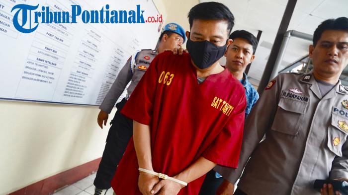 KASUS PENIPUAN - Tersangka Ricky dihadirkan saat rilis kasus bimbingan belajar online, di Mapolsek Pontianak Selatan, Jalan Letjen Sutoyo, Kota Pontianak, Selasa, 30 Desember 2025. Akibatnya 104 siswa SMPN 10 Pontianak jadi korban penipuan bimbel online dan kerugian mencapai Rp15,6 Juta.