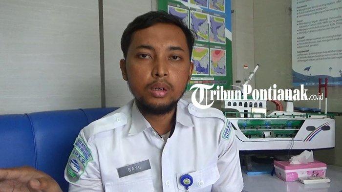 CUACA DI KALBAR - Prakirawan BMKG Stasiun Meteorologi Maritim Pontianak, Bayu Santoso. Ia menjelaskan bahwa peringatan potensi banjir rob dibuat mengacu pada tabel pasang surut yang dikeluarkan oleh Pusat Hidro-Oseanografi TNI AL (Pushidrosal) setiap tahun.