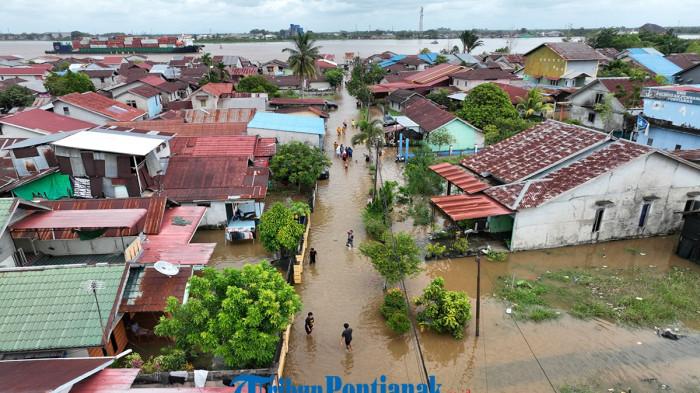 WASPADA BANJIR - Kondisi banjir rob dari udara, di Jalan Yuka, Kecamatan Pontianak Barat, Kota Pontianak, Selasa, 9 Desember 2025.