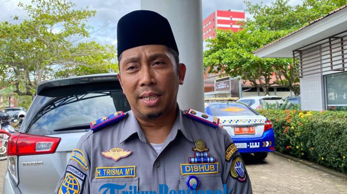 BERIKAN KETERANGAN - Kepala Dinas Perhubungan Kota Pontianak, Yuli Trisna Ibrahim, Saat diwawancarai awak media, Selasa 30 Desember 2025.