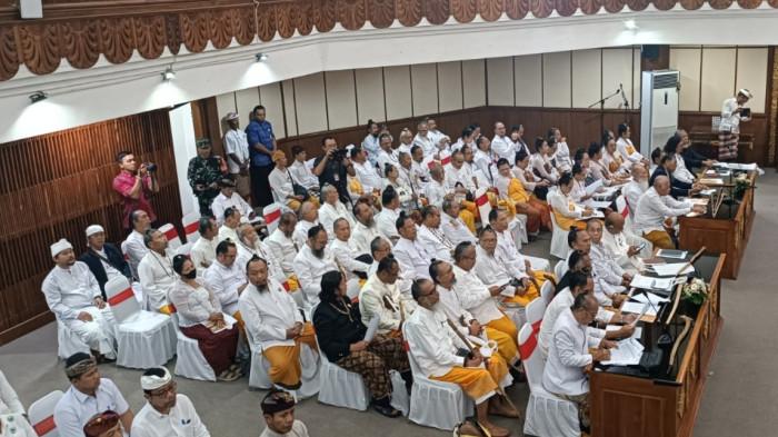 Para sulinggih di pelaksanaan Pasamuhan Agung Sabha Kretha Hindu Dharma Nusantara (SKHDN) Pusat tahun 2025 yang digelar pada Selasa, 30 Desember 2025 di Gedung Wiswa Sabha Utama Kantor Gubernur Bali