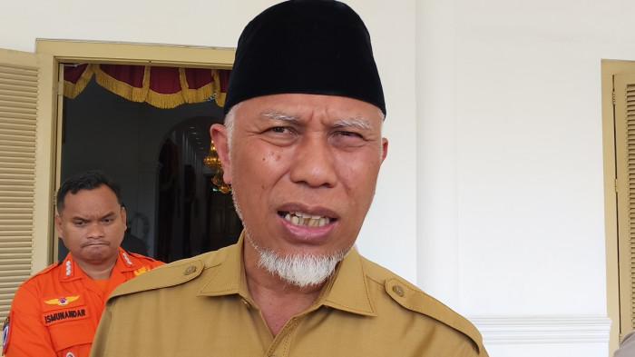 BENCANA SUMBAR- Gubernur Sumatera Barat Mahyeldi Ansharullah memberikan keterangan kepada wartawan saat diwawancarai TribunPadang.com di Istana Gubernur, Padang, Selasa (30/12/2025), terkait kondisi masyarakat serta langkah rehabilitasi dan rekonstruksi pascabencana banjir bandang dan longsor di Sumbar.