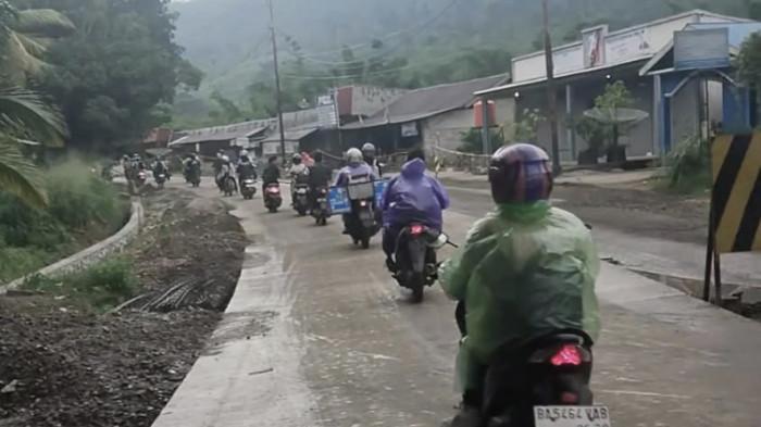 JALINSUM SIJUNJUNG: Kelancaran arus lalu lintas di jalur lintas Sumatera wilayah Kabupaten Sijunjung, Sumatera Barat, selama masa libur Natal dan Tahun Baru diprediksi akan bertumpu pada penanganan titik hambat di kawasan Padang Sibusuk. Adanya proyek perbaikan jalan di ruas tersebut menjadi perhatian utama kepolisian guna mencegah terjadinya kemacetan panjang.