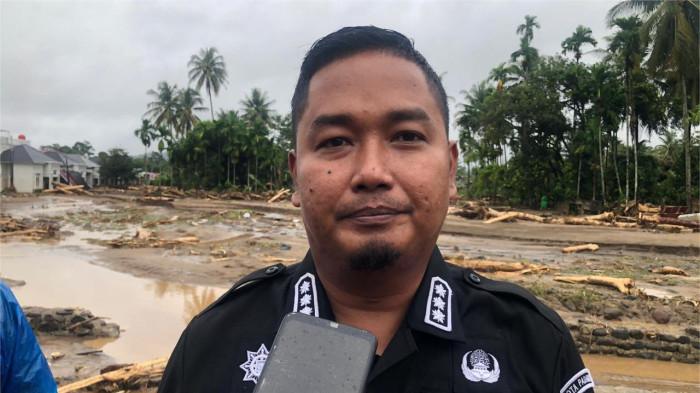 BANJIR BANDANG- Camat Koto Tangah, Fizlan Setiawan, meninjau lokasi banjir bandang di kawasan Lumin Park, Kelurahan Lubuk Minturun, Kecamatan Koto Tangah, Kota Padang, Sumatera Barat, Kamis (27/11/2025).