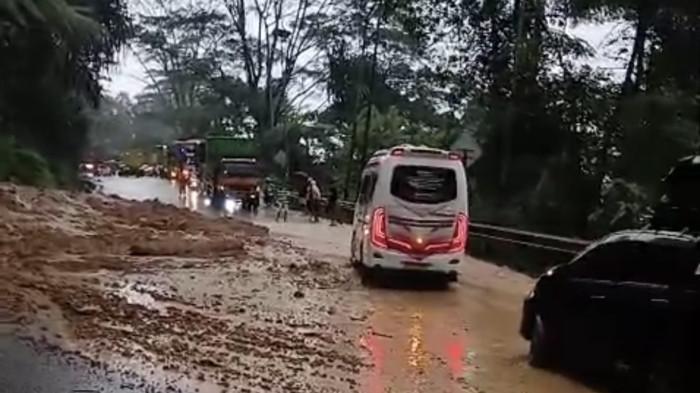 LONGSOR- Longsor kembali terjadi di Sitinjau Lauik, Lubuk Kilangan, Padang, Sumatera Barat, Selasa (30/12/2025) sore. Setengah badan jalan yang berada sebelum kelok Panorama 1 dari arah Kota Padang ini tertimbun longsor.