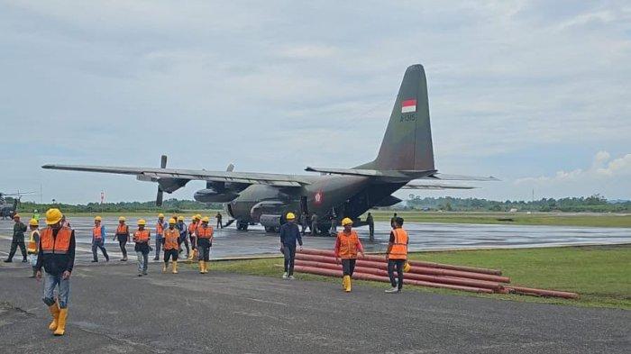 Para petugas PLN bersama personel TNI saat akan memasukkan material perbaikan dan pembangunan jaringan distribusi baru untuk dikirim ke lokasi-lokasi terdampak menggunakan pesawat hercules. PLN bekerja sama dengan TNI dan Polri untuk mendistribusikan material tersebut ke titik-titik terisolir yang belum dapat dilalui menggunakan kendaraan roda empat.