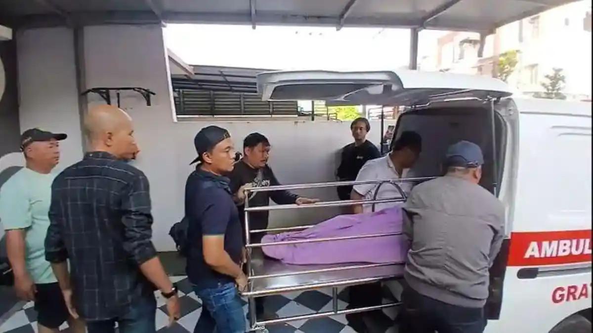 ANAK BUNUH IBU - Terlihat warga Tanjung Rejo, mengangkat jenazah ibu rumah tangga yang tewas mengenaskan ke dalam mobil ambulans, Rabu (10/12/2025).