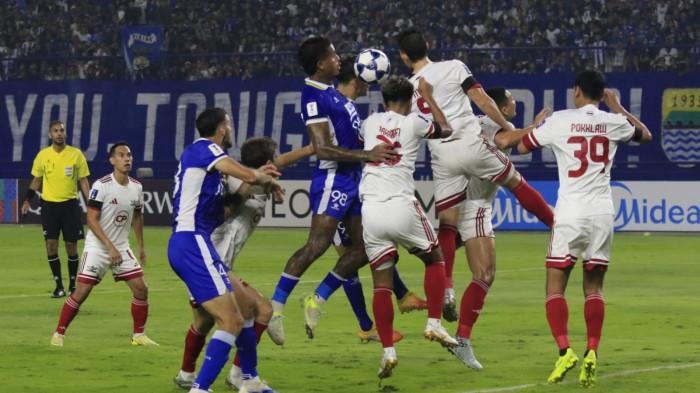 Pemain Persib, Ramon Tanque berebut bola di udara dengan pemain Bangkok United pada laga terakhir babak penyisihan Grup G AFC Champions League Two (ACL 2) 2025-2026, di Stadion Gelora Bandung Lautan Api (GBLA), Kota Bandung, Jawa Barat, Rabu (10/12/2025).