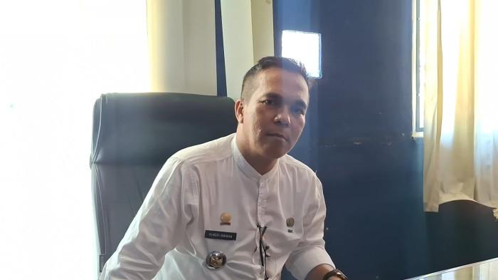 BANTAH - Camat Pondok Kubang Kabupaten Bengkulu Tengah, Hendri Irawan, saat diwawancarai, Rabu (24/12/2025). Ia akhirnya angkat bicara menanggapi desakan sejumlah kepala desa yang meminta dirinya dicopot dari jabatan.