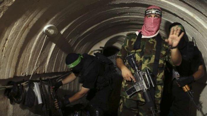Petempur Brigade Al Qassam, sayap militer Hamas dalam sebuah tur media di sebuah terowongan bawah tanah di Jalur Gaza. Tentara Israel menyatakan menemukan banyak terowongan bertingkat Hamas di sepanjang Koridor Philadelphia, area perbatasan Gaza-Mesir. (TC/tangkap Layar/reuters)