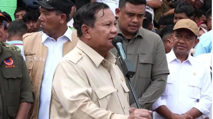PRABOWO KE LANGKAT - Presiden Prabowo Subianto memberikan keterangan pers saat mengunjungi posko pengungsian di MAN 1 Langkat, Sumatera Utara, Sabtu (13/12/2025).(KOMPAS.com/Ardito Ramadhan)