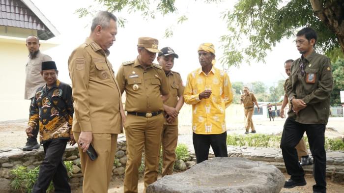 Bupati Sigi Mohamad Rizal Intjenae mendampingi Menteri Kebudayaan Republik Indonesia, Fadli Zon, dalam peresmian Laboratorium dan Storage Vatunonju, Selasa (30/12/2025). 