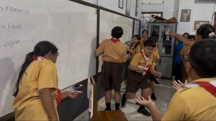 PGSD FKIP, Universitas Dwijendra melaksanakan kegiatan pengabdian kepada masyarakat di SD Insan Prestasi School, Denpasar, Bali. Seru! Siswa SD Belajar Coding Lewat Permainan Interaktif Tanpa Komputer di Denpasar Bali