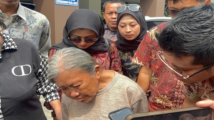 LAPOR OKNUM POLISI - Elina Widjajanti dkk saat menjalani pemeriksaan di Polda Jatim, Minggu (28/12/2025) Pihak kuasa hukum Nenek Elina berencana melaporkan oknum polisi Polsek Lakarsantri  atas dugaan pengabaian laporan perlindungan hukum sebelum rumah dirobohkan secara paksa.