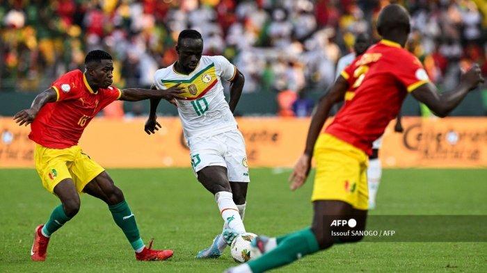 Gelandang Senegal #10 Sadio Mane (tengah) berebut bola dengan gelandang Guinea #18 Aguibou Camara selama pertandingan sepak bola grup C Piala Afrika (CAN) 2024 antara Guinea vs Senegal di Stade Charles Konan Banny di Yamoussoukro pada 23 Januari 2024.